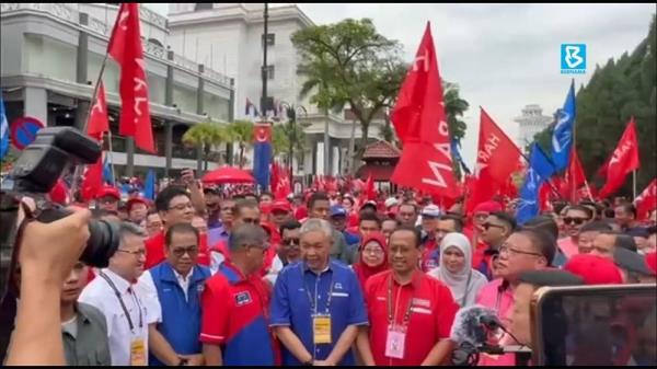 BN’s Zahid, Bersatu's Hamzah accompany respective Pulai by-election candidates to nomination centre (VIDEO)